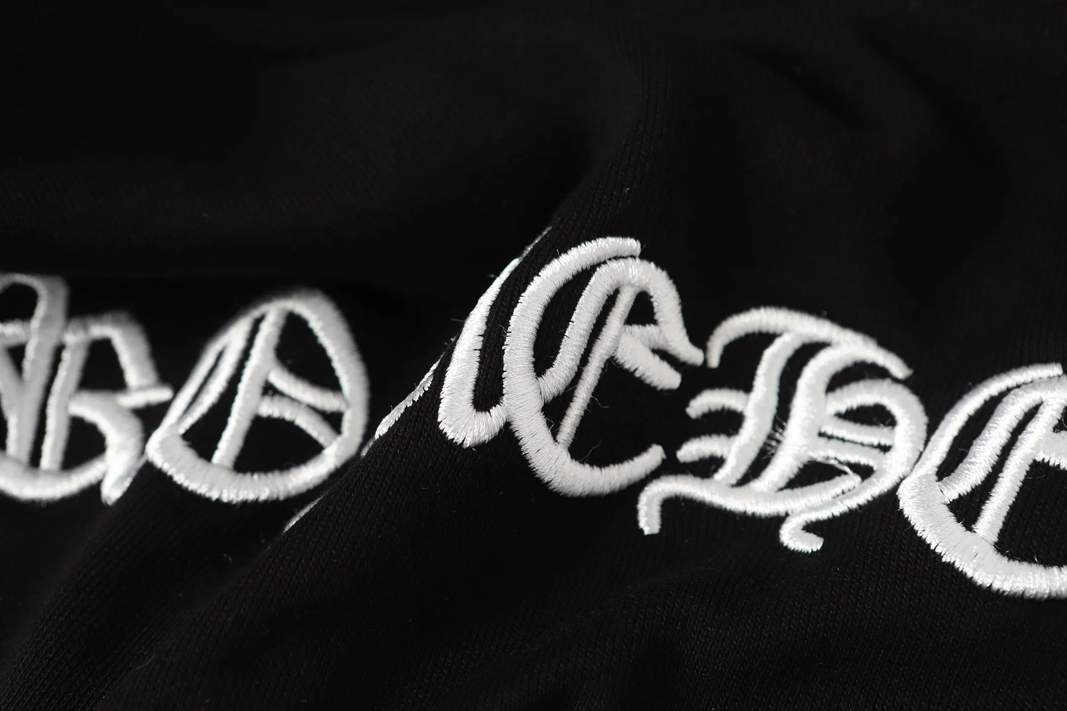 P280 Cross-border running quantity model, please do not place an order if you pursue quality - Chrome Hearts/Chrome Hearts Sanskrit embroidered high-density zipper sweatshirt cardigan jacket - High weight, high density and high quality. The wool is soft, delicate and skin-friendly. Soft and silky to the touch. Excellent warmth and skin-friendly properties. - Custom-woven and custom-dyed, no color difference. No matter the fabric or workmanship details, it beats the ordinary version on the market. - Hardware zipper accessories are all customized, full of details - Color: black gray - Size: S M L XL